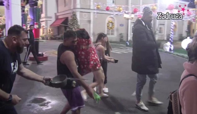 OTIŠLA JE! Zadrugari se opraštali sa Jelenom, dok je Janjuš pjevao! I mali Željko došao da zagrli Golubovićevu! (VIDEO)