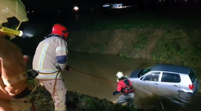 DRAMATIČAN SNIMAK IZ PRIJEDORA “Polo” sletio sa puta i završio u Miloševici (VIDEO)