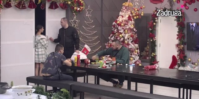 SITUACIJA JE JAKO NAPETA Car krišom gleda u Milicu, Maja ne smije da napusti Bijelu kuću bez njega! (VIDEO)