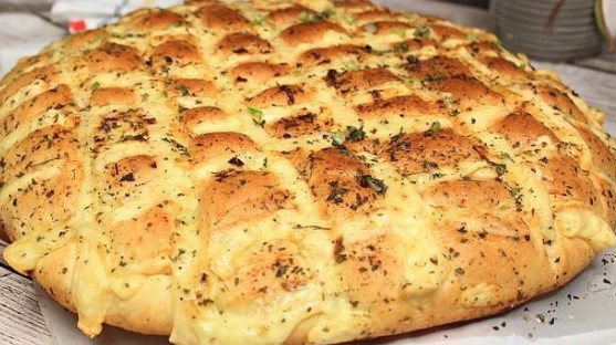 SVI ĆE VAS PITATI ZA RECEPT Hljeb sa mocarelom i bijelim lukom