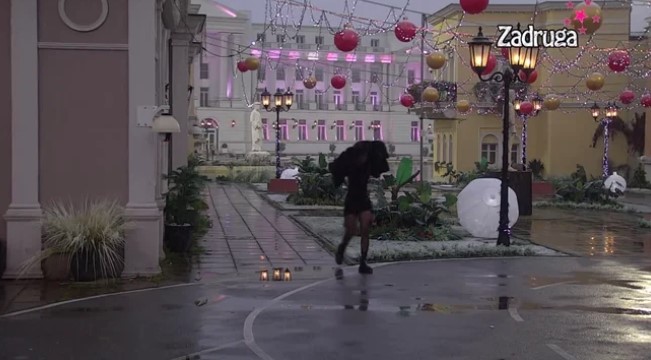 NITI KUPANJA, NITI PRESVLAČENJA! Nakon što su Zvezdan i Anđela ovjerili izolaciju, ona otišla da se ''dofasadira''! (VIDEO)
