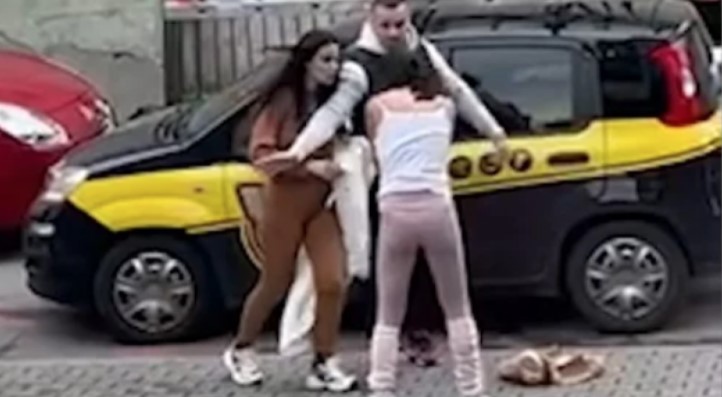 BRUTALNA TUČA SESTARA ZAPALILA INTERNET Nakon okršaja sa Editom oglasila se Indi! Pjevačica poslala jasnu poruku!