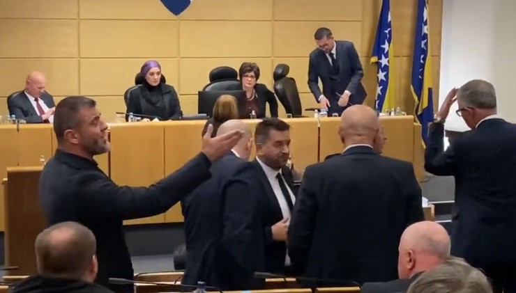 SIJEVALE VARNICE U PARLAMENTU FBiH Drama na sjednici Predstavničkog doma (VIDEO)