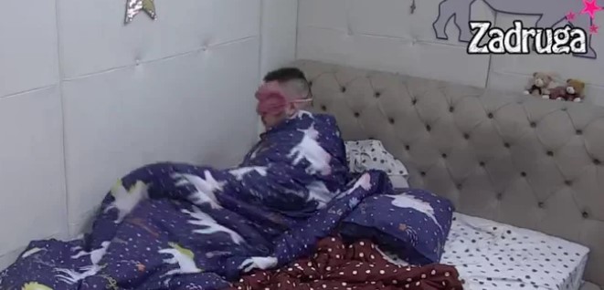 TO MORA DA JE LJUBAV?! Iako je forsirao da Maja nestane iz njegovog života, Car nije mogao da zaspi bez njene maske za spavanje! (VIDEO)
