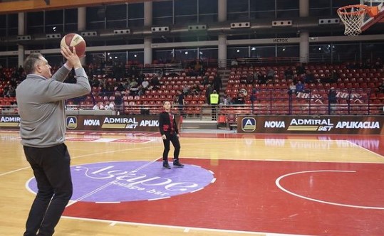 PREDSJEDNIK SRPSKE ODUŠEVIO PRATIOCE I PUBLIKU U DVORANI Dodik nije odolio košu, "poentirao" u pauzi utakmice (FOTO)