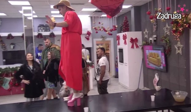 "IVANA" IH BACILA NA POD! Marinković prošetao u izazovnoj toaleti po crnom stolu, zadrugari popadali od smijeha! (VIDEO)
