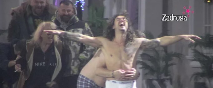 URNEBESNE SCENE U ZADRUZI Adam u zagrljaju Ivana Marinkovića! Obojica u zanosu! (VIDEO)