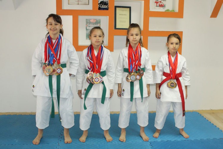 MILICA, MILANA, DUNJA I MIKAELA SU PONOS SRPSKE Četiri sestre Kačavenda iz Laminaca kod Gradiške zajedno nižu velike uspjehe
