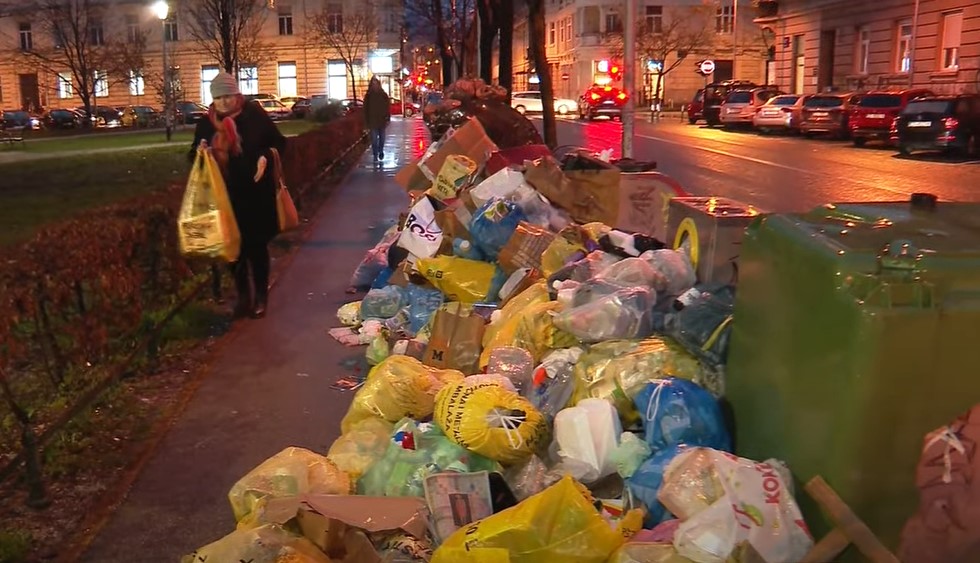 ZAGREB KAO NAPULJ - PLIVA U SMEĆU Radnici Čistoće štrajkuju 3. dan, a dan njihovog nerada košta 100.000 evra (FOTO)