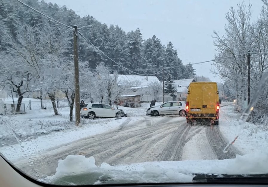 HRVATSKU TEK ČEKAJU PADAVINE I SNIJEG Problemi u saobraćaju, kamioni ne mogu prema moru (FOTO)
