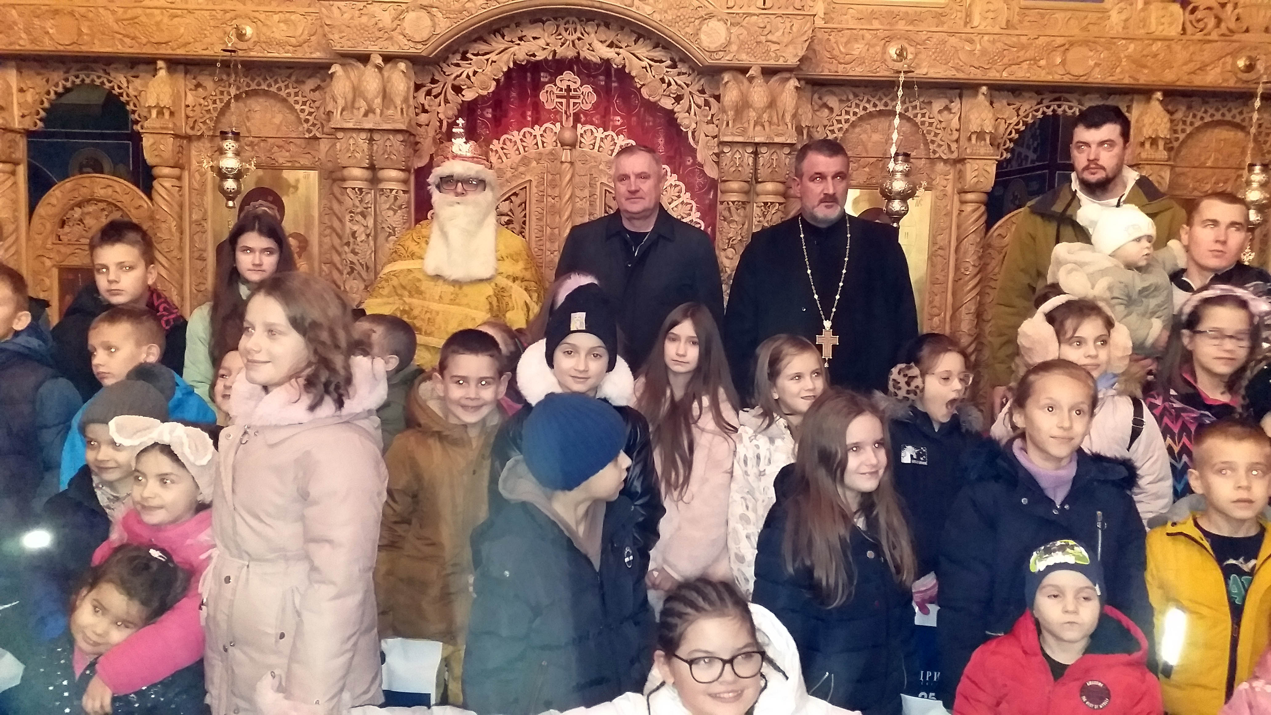 "DRAGO MI JE ŠTO MLADI NEGUJU TRADICIJU" Radovan Višković sa Milićanima proslavio Badnje veče