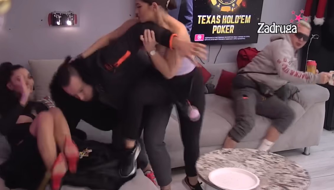 MAJA PLJUNULA MILICU, ONA SKOČILA KAO OPARENA! Ratuju zbog Cara, Maja hoće da ga uhvati na bebu! (VIDEO)