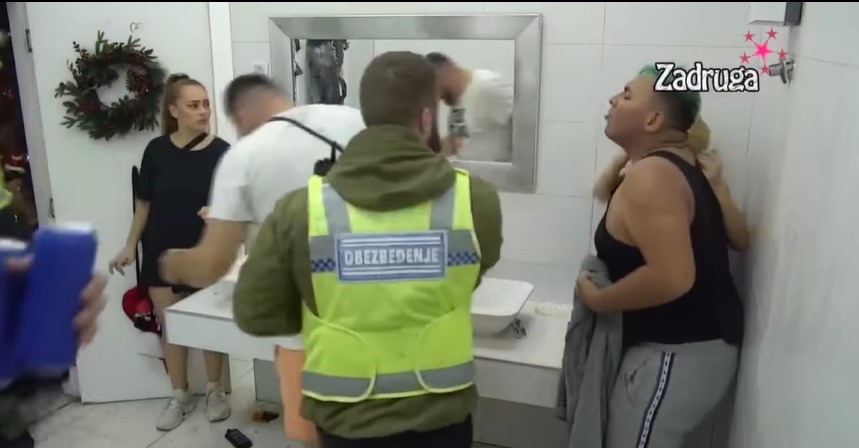 HAOS U ZADRUZI NAKON PIJANKE! Dame se počupale u toaletu zbog piva! (VIDEO)