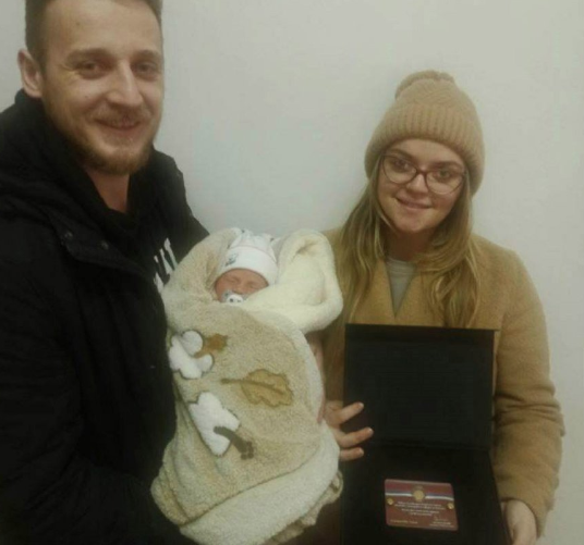 I OVA BEBA ROĐENA JE NA 9. JANUAR: Dunji iz Višegrada uručen zlatnik predsjednika