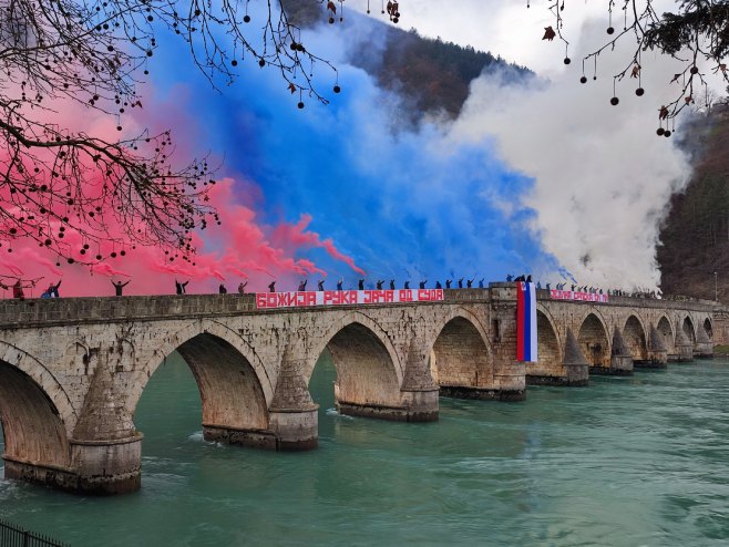 U čast rođendana Republike navijači Crvene zvezde priredili spektakl u Višegradu (FOTO)
