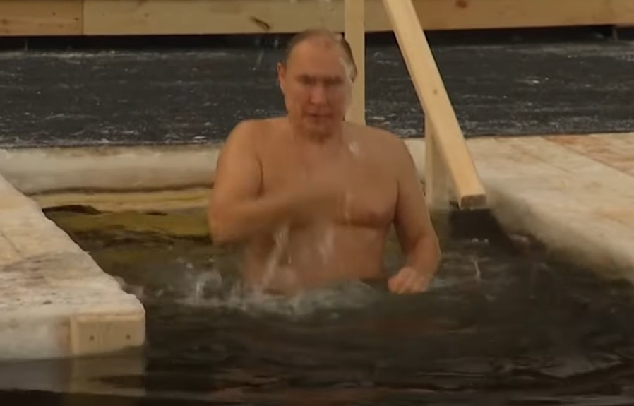 TRADICIJA NASTAVLJENA Putin se okupao u ledenoj vodi na Bogojavljenje!
