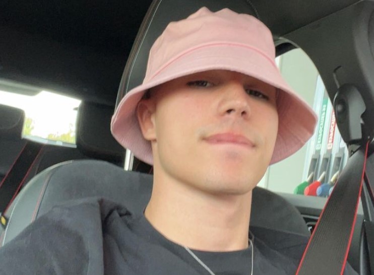 VOJAŽ ZABRINUO FANOVE Postavio stori na Instagramu iz bolnice (FOTO)