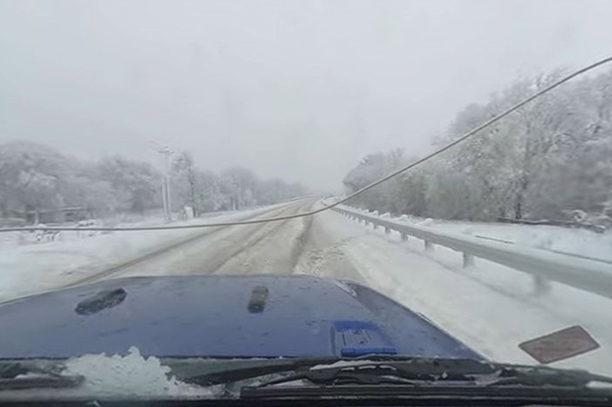 ZIMSKE RADOSTI ZA BRAĆU IZ TEKSASA Terencem jurcali zaleđenom cestom, pogledajte kako su završili (VIDEO)