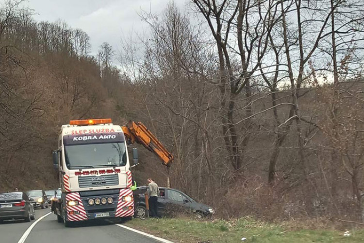 UVIĐAJ U TOKU Vozilo sletilo u korito Vrbanje