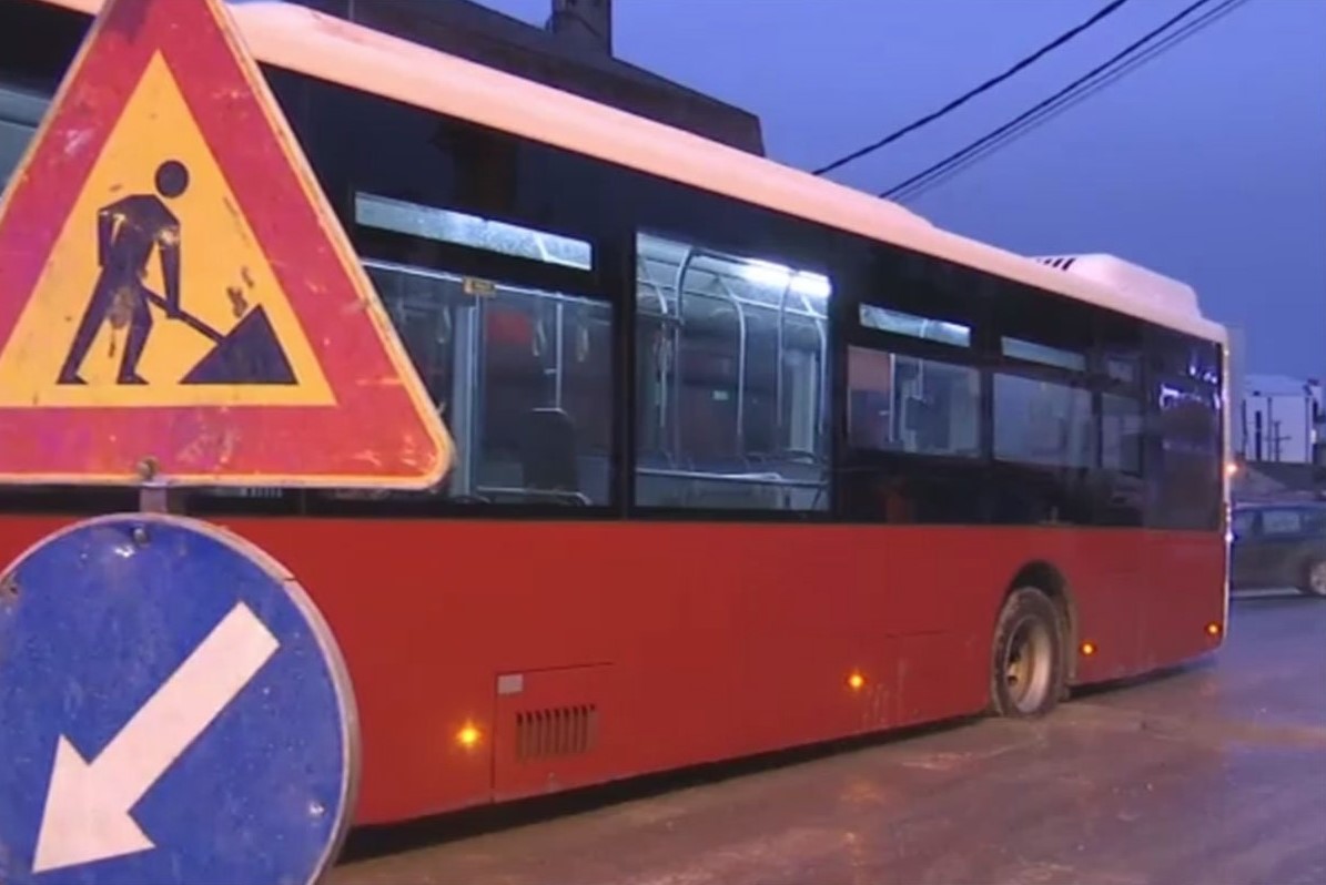SAOBRAĆAJNI KOLAPS U BEOGRADU Autobus zaglavljen u rupi na putu