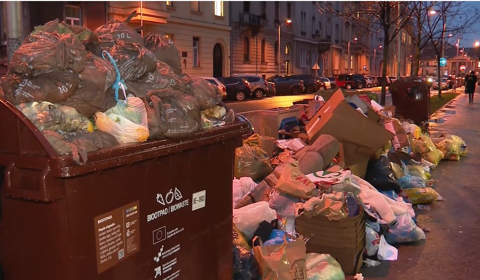 NADLEŽNI POPUSTILI, DOK JOŠ NIJE KASNO Radnici zagrebačke Čistoće izborili povećanje plata, počinje odvoz smeća