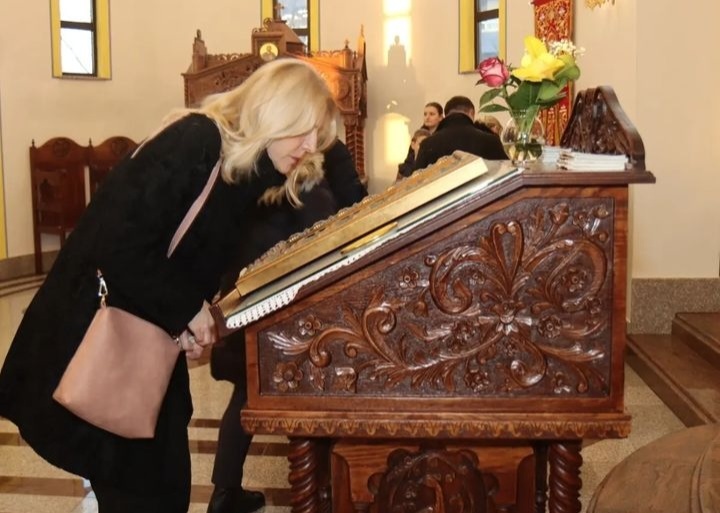 CVIJANOVIĆEVA PRISUSTVOVALA VEČERNJEM BOGOSLUŽENJU: Divno i praznično je večeras u svim našim hramovima, kao i u porodičnim domovima