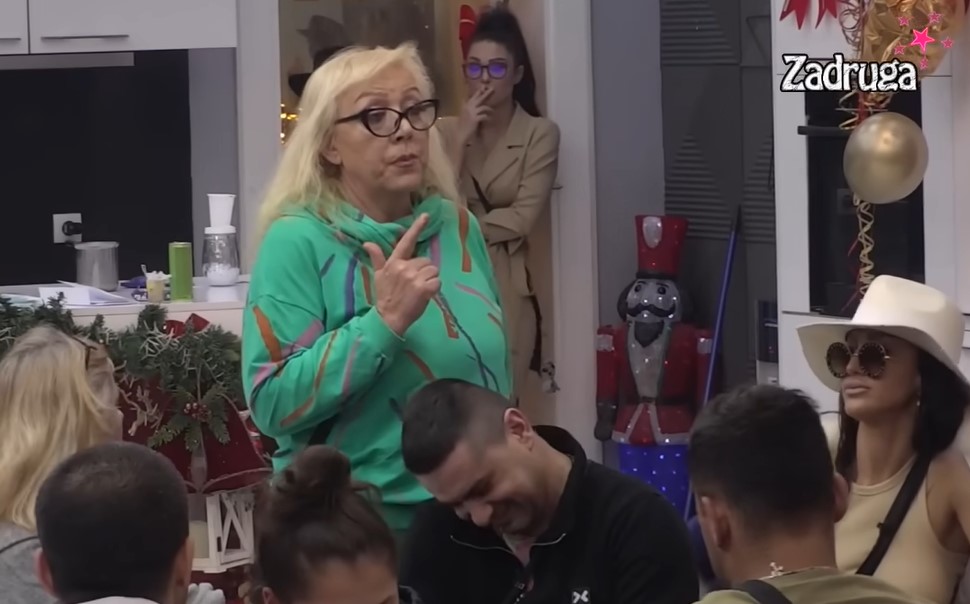 „MAJAKITA, TAKI TE JE HRANIO IZ MOJE KAFANE!“ Zorica zadrugarkama prijeti po*no snimcima iz Bujanovca i Švajcarske! (VIDEO)