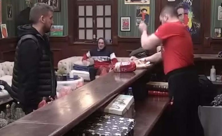 ZVEZDAN SLAVNIĆ PRED NERVNIM SLOMOM Nakon ulaska bivše žene, pokušao zariti nož u ruku (VIDEO)