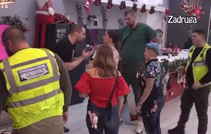 HAOS U ZADRUZI, ZVEZDAN PONOVO NASRNUO NA NECU Obezbjeđenje ne može da ga savlada, onda se okomio na Anđelu (VIDEO)
