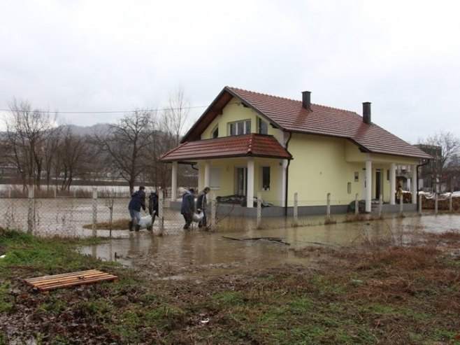IZLILA SE DRINA U KARAKAJU Angažovani kamioni za prevoz namještaja iz ugroženih objekata