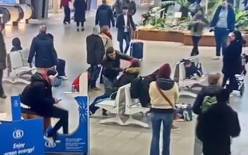 (UZNEMIRUJUĆI VIDEO) HOROR U SAMOM CENTRU BRISELA Uzviknuo “Alahu Akbar” pa nožem napao mladića, kamera sve zabilježila