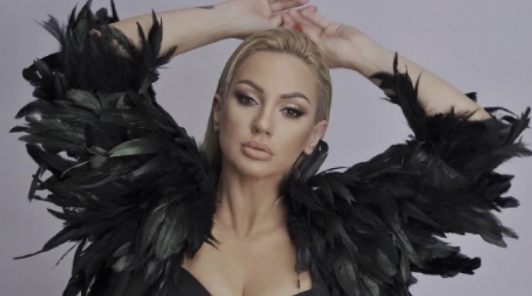 PJEVAČICA OSTAVILA BEZ DAHA Ana Kokić se skinula u donji veš i napravila opšti haos (FOTO)