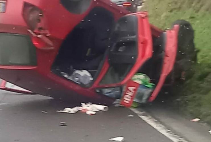 ISPADALE STVARI IZ AUTA: U prevrtanju vozila povrijeđene dvije osobe