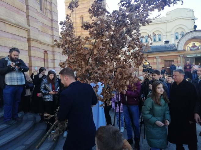 BADNJI DAN U BANJALUCI Dočekan badnjak i unesen u Hram Hrista Spasitelja (FOTO/VIDEO)