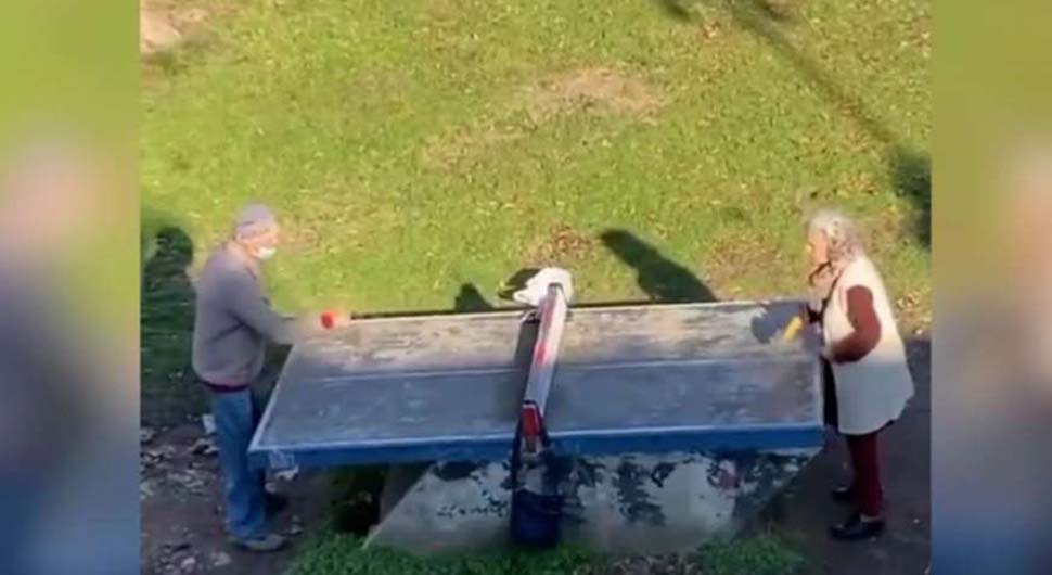 Baka i djed iskoristili lijep dan pa "bacili" partiju stonog tenisa