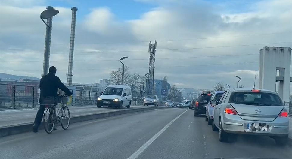 U BANJALUCI JUTROS URNEBES Auta idu trotoarom, biciklisti trakom za auta (VIDEO)