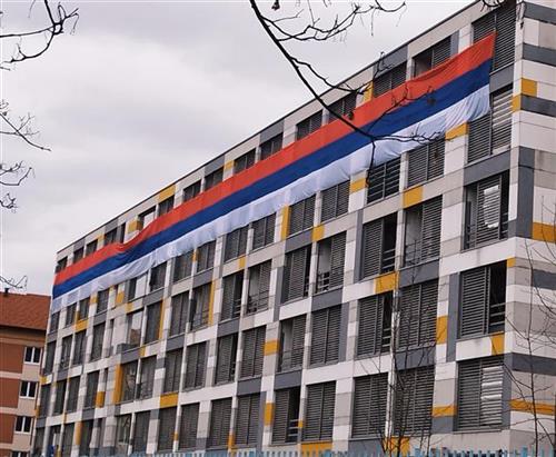 SADA VEĆ TRADICIONALNO Studenti razvili zastavu na paviljonu u Banjaluci povodom proslave 9. januara (FOTO)