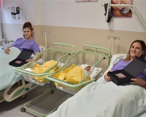 RADNOSNE VIJESTI U ZVORNIKU Bebama rođenim na 9. januar uručeni zlatnici predsjednika Srpske (FOTO)