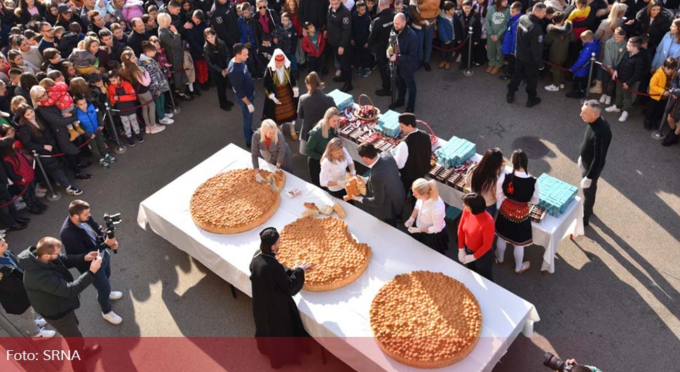 ZLATNICI ZA NAJMLAĐE Lomljenje česnice ispred Gradske kuće u Bijeljini