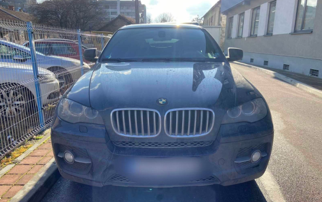VOZIO PIJAN I BEZ DOZVOLE Policija Tuzlaku oduzela BMW
