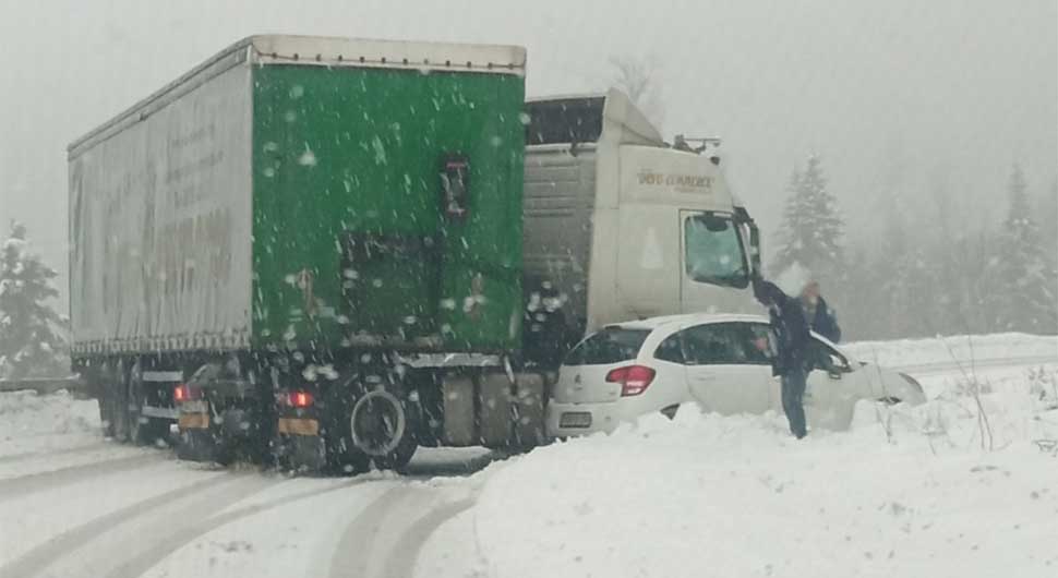 SAOBRAĆAJKA KOD TESLIĆA Sudar kamiona i automobila