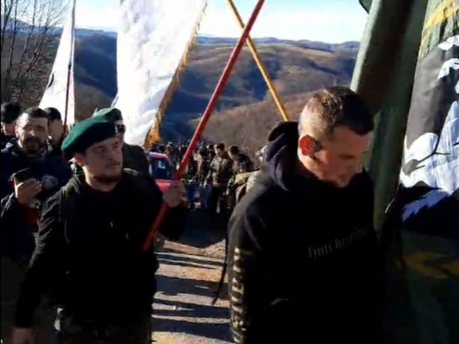PONOVO RATNI PRIZORI IZ BUŽIMA! Uznemirujuće scene: Uniformisani i sa ratnim zastavama uzvikuju: „Alahu ekber“ (VIDEO)