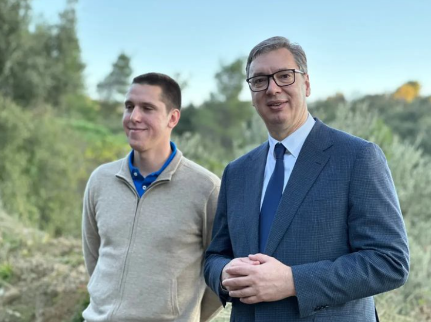 "U OKOLINI MANASTIRA HILANDAR" Vučić: Ponosan sam na ljubav sina Danila prema Srpskoj i Kosovu