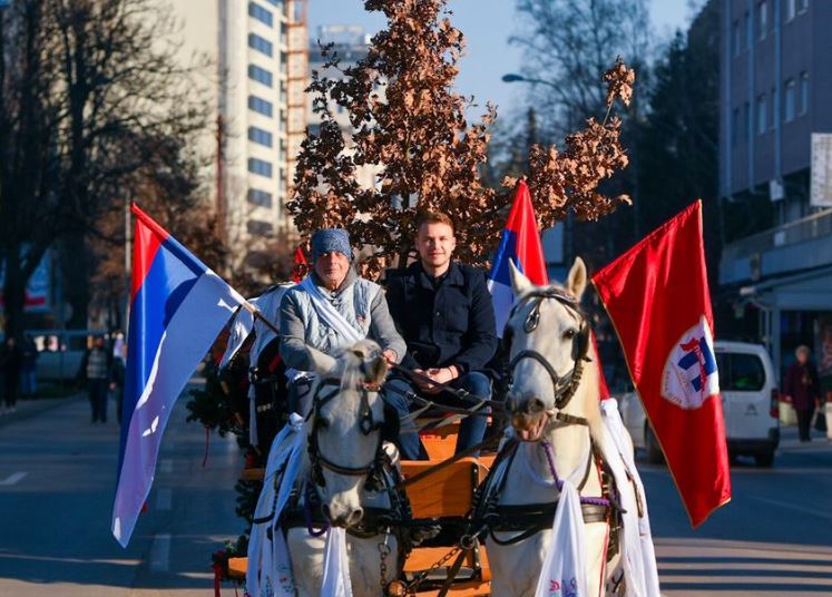 BADNJACI, NARODNE NOŠNJE I KONJSKA KOLA! Praznična atmosfera na ulicama Banjaluke, Stanivuković zaigrao u kolu (VIDEO)