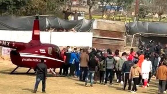 LUDILO NA UTAKMICI Helikopter sletio na teren, navijači tukli pilota i putnike (VIDEO)