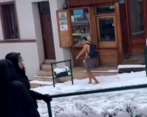 ZA BOSANCE NEMA ZIME Muškarac bez majice i obuće šeta Sarajevom