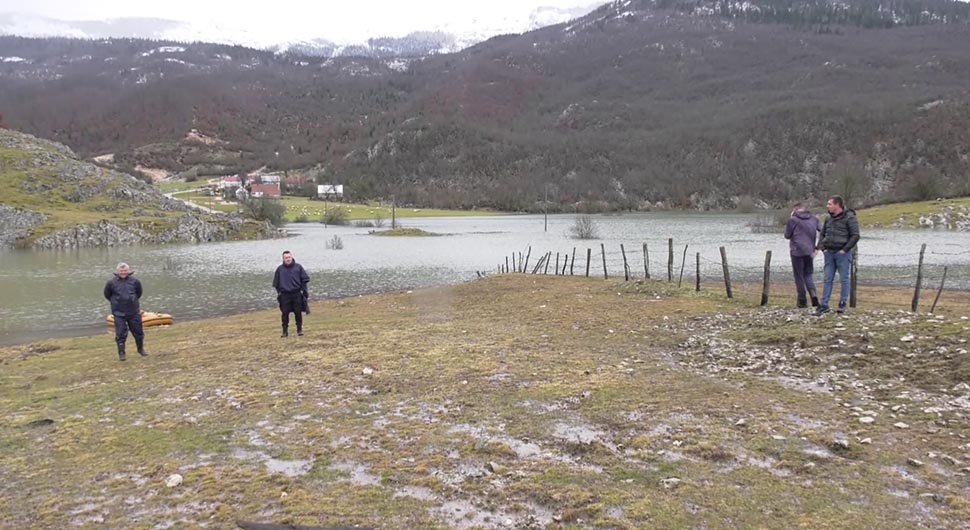 MJEŠTANI TRAŽE ČAMCE Nekoliko domaćinstava u Lukovici kod Gacka odsječeno od putne komunikacije
