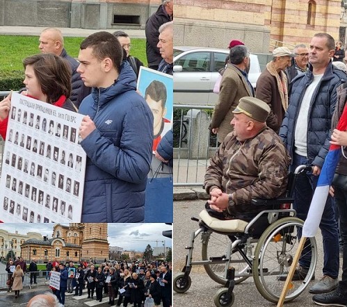 FORMIRAN "HOD ČASTI" Članovi porodica poginulih boraca ponosno drže fotografije najmilijih, tu je i baka Draška Stanivukovića (FOTO/VIDEO)
