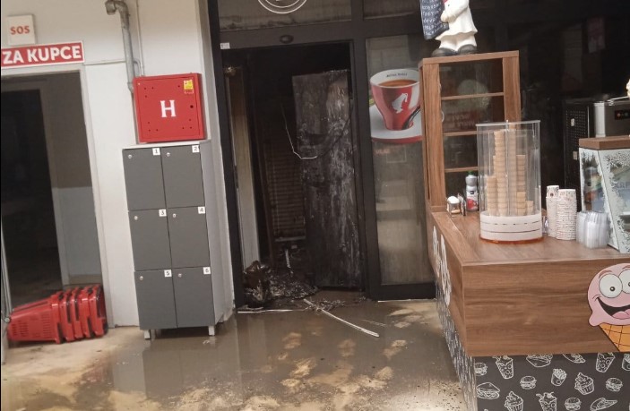 POTPUNO URNISAN, OSTALE SAMO ŠOLJICE Izgorio lokal u sklopu tržnog centra (FOTO)