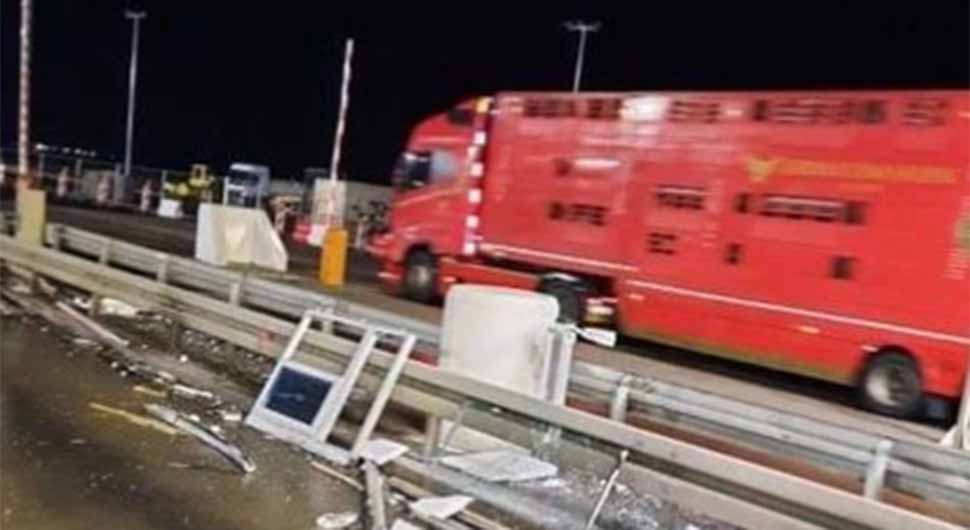 NEZGODA KOD STARE PAZOVE Kamiondžija zaspao za volanom pa udario u kućicu za naplatu putarine